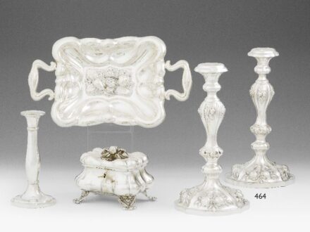464. tétel: Bécsi biedermeier gyertyatartó-pár, ezüst, 675 g.