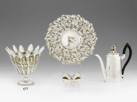 477. tétel: Bécsi biedermeier csemegéstál, kanáltartóval, ezüst, 677 g.