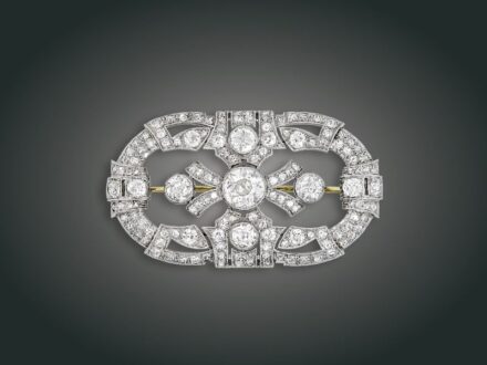 242. tétel: Melltű, pt, 14 K au, 140 bril. cca. 6,7 ct, 13,9 g