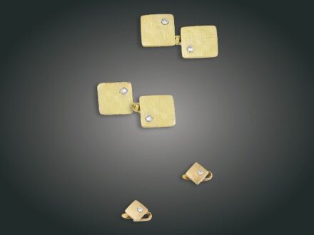 96. tétel: Kézelőgomb, inggomb, 14 K au, 6 bril. cca. 0,35 ct, 16,9 g
