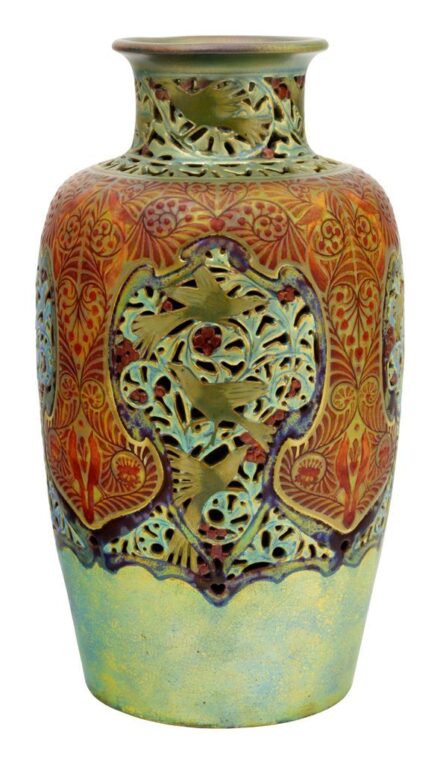 161. tétel, Zsolnay, Áttört váza, Zsolnay, 1906 Forma-és dekorterv: Darilek Henrik
