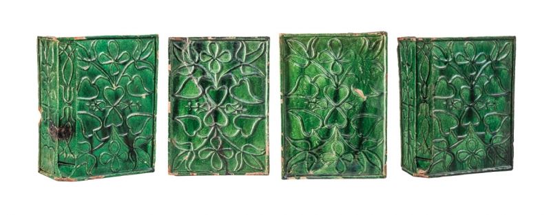 437. tétel, Kályhacsempe és sarokcsempe, 4 db