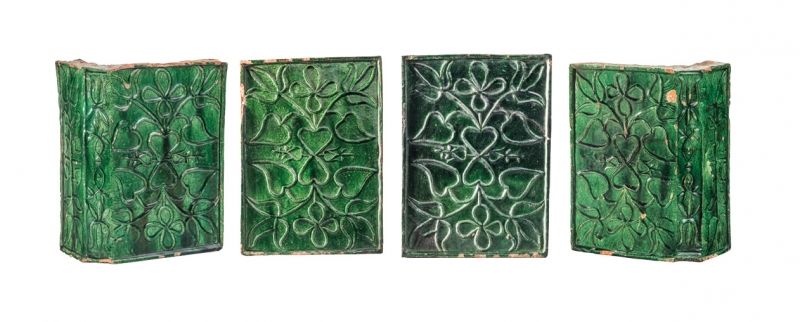 440. tétel, Kályhacsempe és sarokcsempe, 4 db