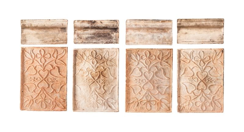 443. tétel, Kályhacsempe, 4 db és peremdísz, 4 db