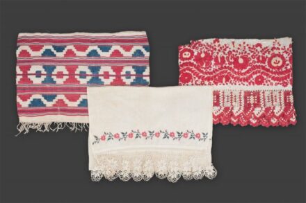674. tétel, Hímzett textilek, 3 db