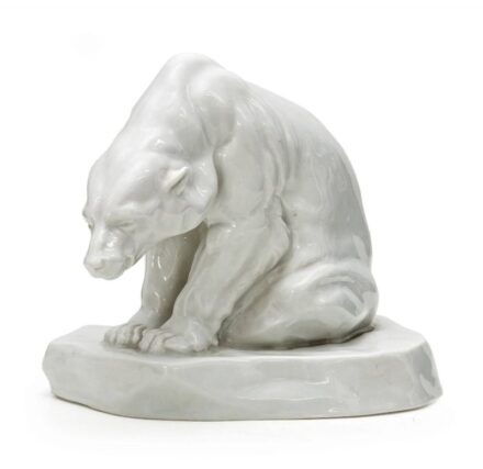 307. tétel,  Porcelán figura