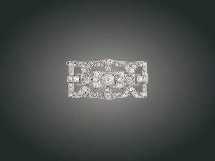 244. tétel, Melltű, pt, 18 k au, 101 bril. cca. 8,20 ct, 27,3 g