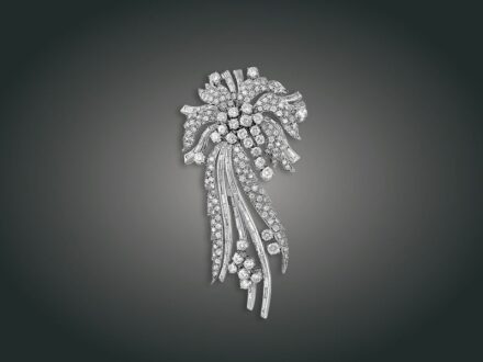 240. tétel, Melltű, pt, 18 k au, 228 bril. cca. 6,30 ct, 30,9 g