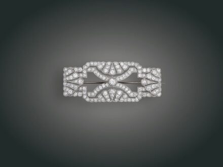 232. tétel, Melltű, 18 K au, 129 bril. cca. 4,70 ct, 11,6 g