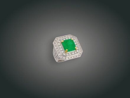 216. tétel, Gyűrű, 14 k au, 1 smaragd 8,70 ct, 128 bril. cca. 4,90 ct, 22,4 g