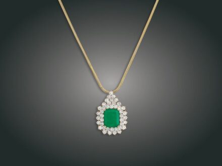 215. tétel, Lánc, függő, 14, 18 k au, 42 bril. cca. 5,75 ct, 1 smaragd 7,10 ct, 20,0 g