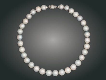 201. tétel, Gyöngysor, 18 k au, 12 bril. cca. 0,20 ct, t. gyöngy, br. 98,3 g