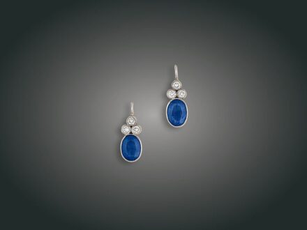 198. tétel, Fülbevaló, 14 k. 2 zafír cca. 3,50 ct, 6 bril. cca. 0,35 ct, 3,7 g