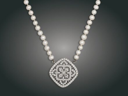 196. tétel, Nyakék, 14 k au, t. gyöngy, 110 bril. cca. 2,30 ct, br. 32,9 g