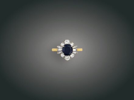 195. tétel, Gyűrű, 18 k au, 1 zafír cca. 1,00 ct, 12 bril. cca. 0,85 ct, 4,6 g