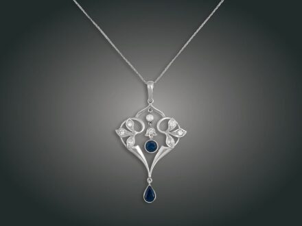 193. tétel, Lánc, függő, 14 k au, 2 zafír cca. 2,50 ct, 8 bril. cca. 0,90 ct, 10,7 g