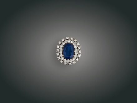 192. tétel, Gyűrű, 14 k au, 1 zafír cca. 4,00 ct, 37 bril. cca. 1,45 ct, 9,9 g