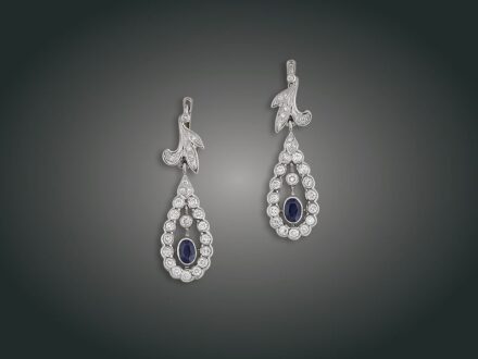 191. tétel, Fülbevaló, 14 k au, 2 zafír cca, 1,00 ct, 48 bril. cca. 1,50 ct, 8,1 g