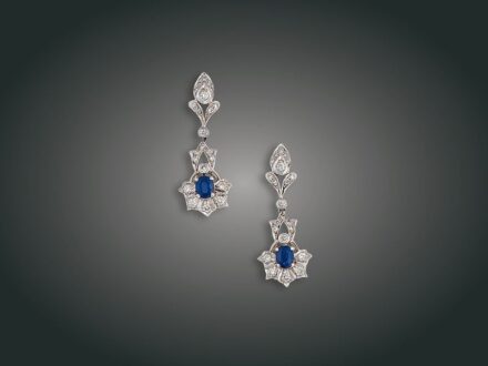 188. tétel, Fülbevaló, 18 k au, 2 zafír cca. 0,60 ct, 42 bril. cca.0,60 ct, 4,7 g