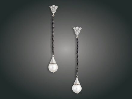 181. tétel, Fülbevaló, 14 k au, 16 bril. cca. 0,30 ct, gyém., 2 t. gyöngy, 7,9 g