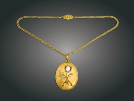 170. tétel, Lánc, függő, 14 k au, opál, 10 gyém. cca. 0,20 ct, 43,6 g