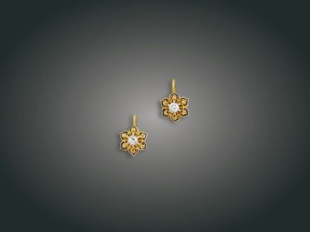 155. tétel, Fülbevaló, 14 k au, 2 bril. cca. 0,35 ct, 3,6 g