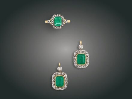 139. tétel, Ékszer, 2 db, 14 k au, ag, smaragd, 50 gyém. cca. 1,0 ct, 11,4 g