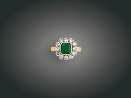 135. tétel, Gyűrű, 14 k au, 1 smaragd, 12 bril. cca. 1,0 ct, 5,4 g