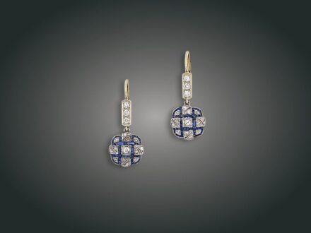 130. tétel, Fülbevaló, 14 k au, 30 bril., gyém. cca. 0,55 ct, zafír, 4,2 g