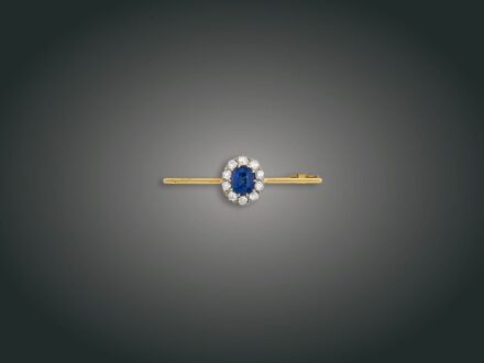 124. tétel, Kitűző, 9, 14 k au, 1 zafír cca. 1,20 ct, 10 bril. cca. 0,50 ct, 3,3 g