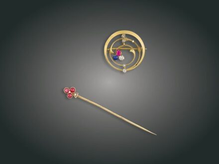 122. tétel, Ékszer, 2 db, 14 k au, almandin, 2 bril. cca. 0,10 ct, 3 gyém., 6,8 g