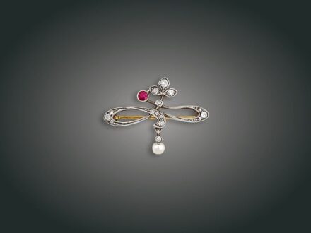 117. tétel, Kitűző, 9 k au, 9 bril. cca. 0,25 ct, 7 gyém., 4,0 g