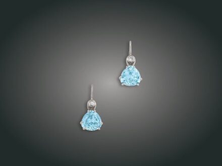 114. tétel, Fülbevaló, 14 k au, 2 bril. cca. 0,15 ct, 2 topáz, 6,6 g
