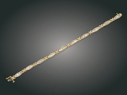 105. tétel, Karkötő, 14 k au, 70 bril. cca. 2,96 ct, 16,4 g