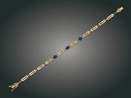 102. tétel, Karkötő, 14 k au, 3 zafír cca. 1,50 ct, 12 bril. cca. 0,15 ct, 11,5 g