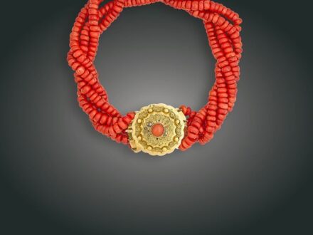 78. tétel, Nyakék, 14 k au, korall, br. 95,8 g