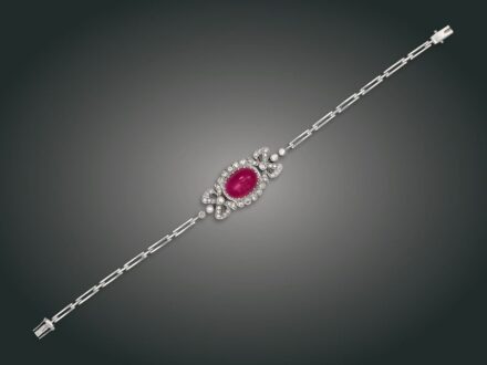 57. tétel, Karkötő, 14 k au, 1 rubin cca. 8,50 ct, 44 bril. cca. 1,60 ct, 14,9 g