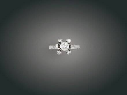 56. tétel, Gyűrű, 18 k au, 7 bril. cca. 0,95 ct, 3,7 g