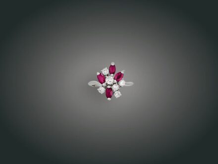 53. tétel, Gyűrű, 18 k au, 4 rubin cca. 0,60 ct, 6 bril. cca. 0,30 ct, 3,6 g