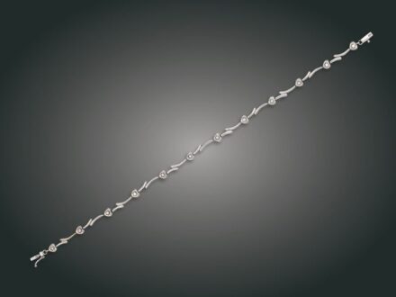 50. tétel, Karkötő, 18 k au, 12 bril. cca. 0,50 ct, 9,3 g