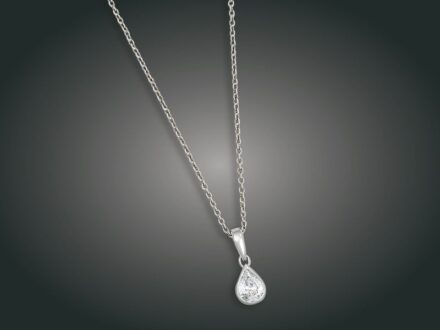48. tétel, Lánc, függő, 14 k au, 1 bril. cca. 1,0 ct, 5,7 g
