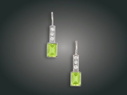 47. tétel, Fülbevaló, 14 k au, olivin, 6 bril. cca. 0,25 ct, 3,5 g