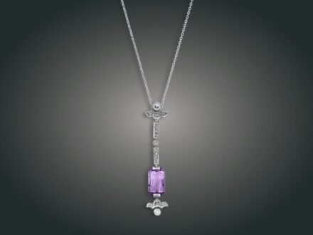 42. tétel, Lánc, függő, 14 k au, ametiszt, 17 bril. cca. 0,35 ct, 5,7 g