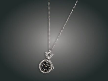 37. tétel, Lánc, függőóra, pt, 14 k au, 34 bril. cca. 0,40 ct, br. 9,9 g