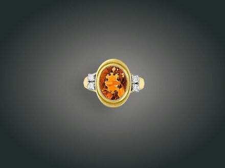 28. tétel, Gyűrű, 18 k au, citrin, 4 bril. cca. 0,30 ct, 8,4 g