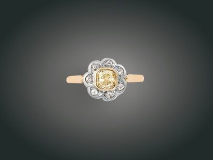 27. tétel, Gyűrű, 14 k au, 7 gyém. cca. 0,10 ct, 1 bril. cca. 0,80 ct, 4,3 g