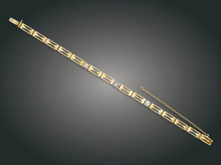 26. tétel, Karkötő, 14 k au, 3 bril. cca. 0,75 ct, 14,0 g
