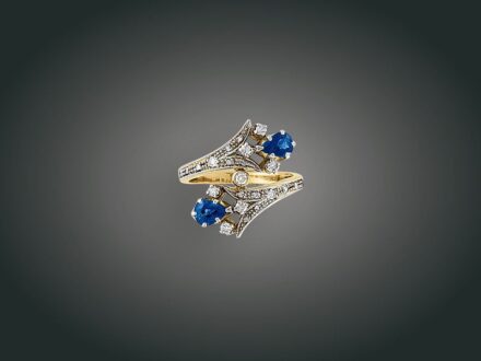 21. tétel, Gyűrű, 18 k au, 2 zafír, 23 bril. cca. 0,25 ct, 5,0 g