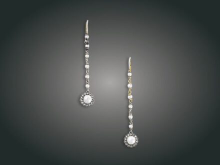 12. tétel, Fülbevaló, 14 k au, igazgyöngy, gyém. cca. 0,10 ct, 3,4 g