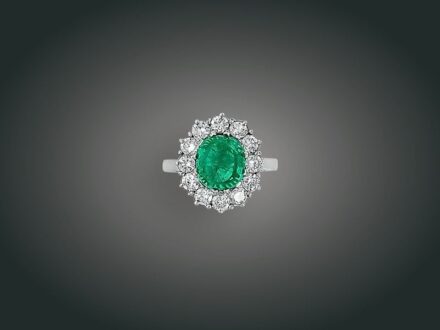 11. tétel, Gyűrű, 18 k au, 1 smaragd cca. 1,50 ct, 12 bril. cca. 0,95 ct, 5,5 g
